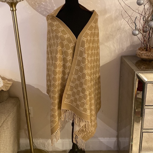 𝅺Gucci cashmere/silk wrap - Picture 1 of 9
